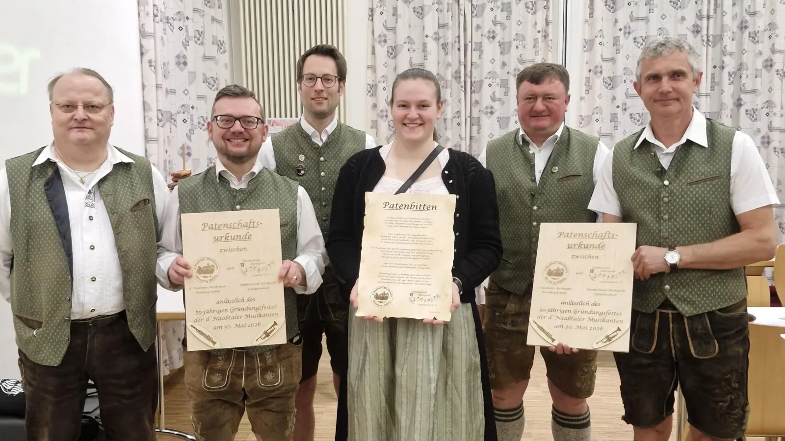 Die Vorstände und musikalischen Leiter beider Blaskapellen. (Bild: Tamara Winter)