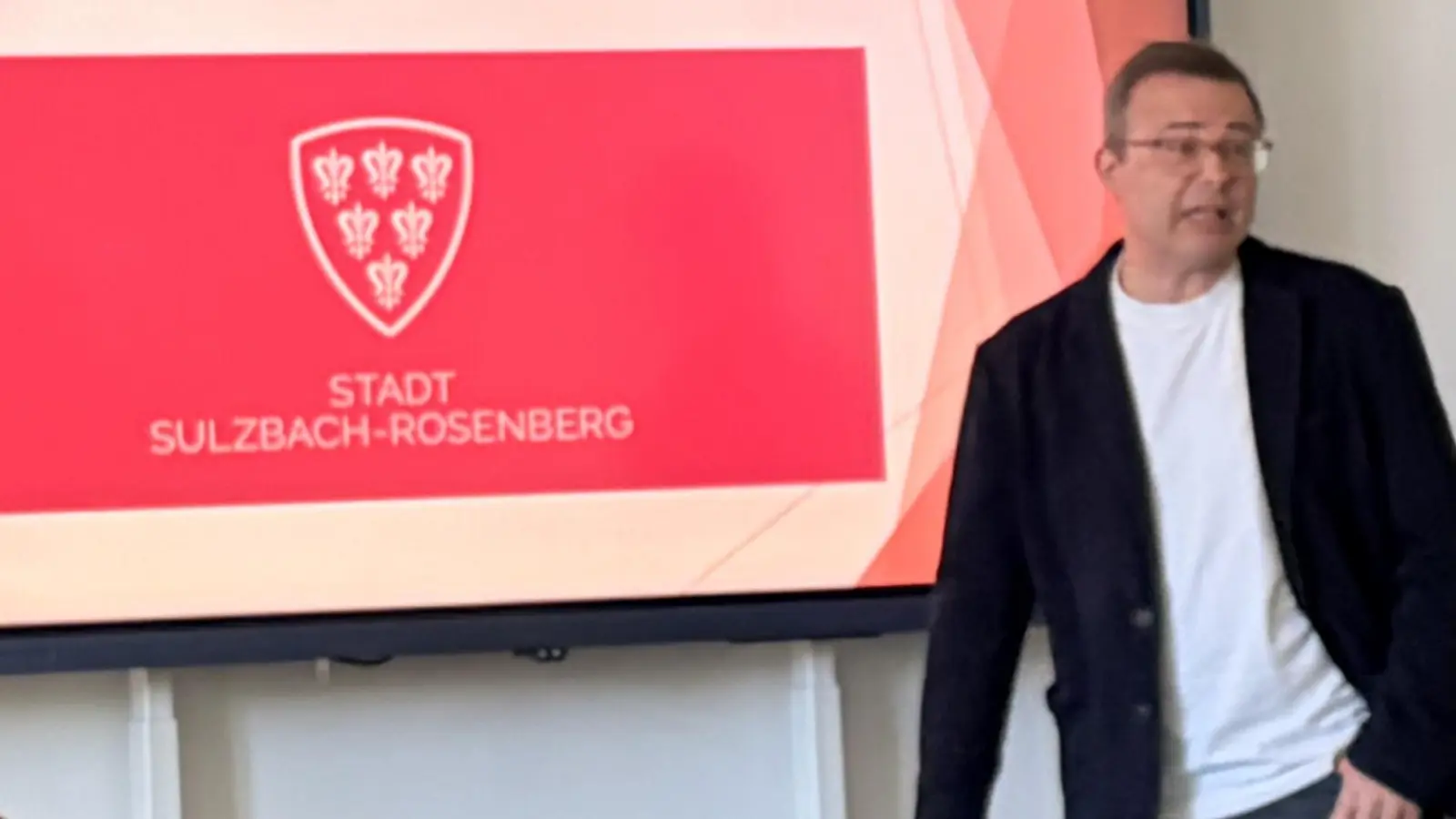 Stadtkämmerer Andreas Eckl am HCA-Gymnasium. (Bild: Tobias Grieb)