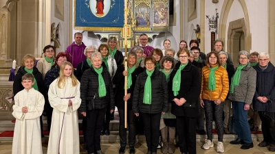 Pater Thom (obere Reihe links) und Pfarrer Adam Karolczak (obere Reihe rechts) mit den Mitgliedern der Katholischen Frauengruppe und der neuen Vereinsfahne  (Bild: Elisabeth Randig)