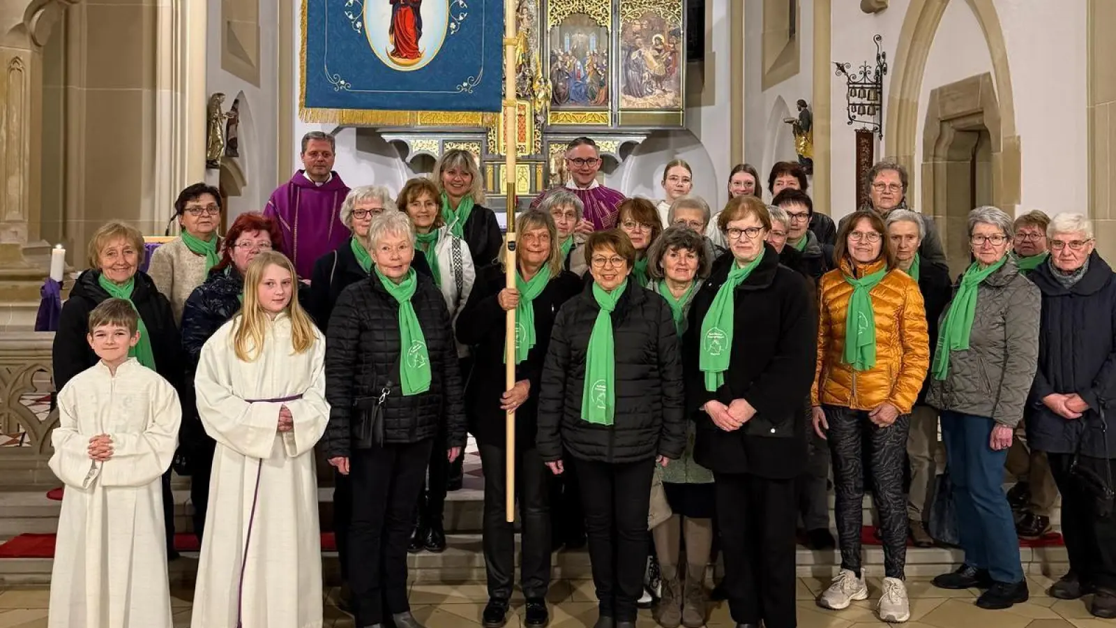 Pater Thom (obere Reihe links) und Pfarrer Adam Karolczak (obere Reihe rechts) mit den Mitgliedern der Katholischen Frauengruppe und der neuen Vereinsfahne  (Bild: Elisabeth Randig)