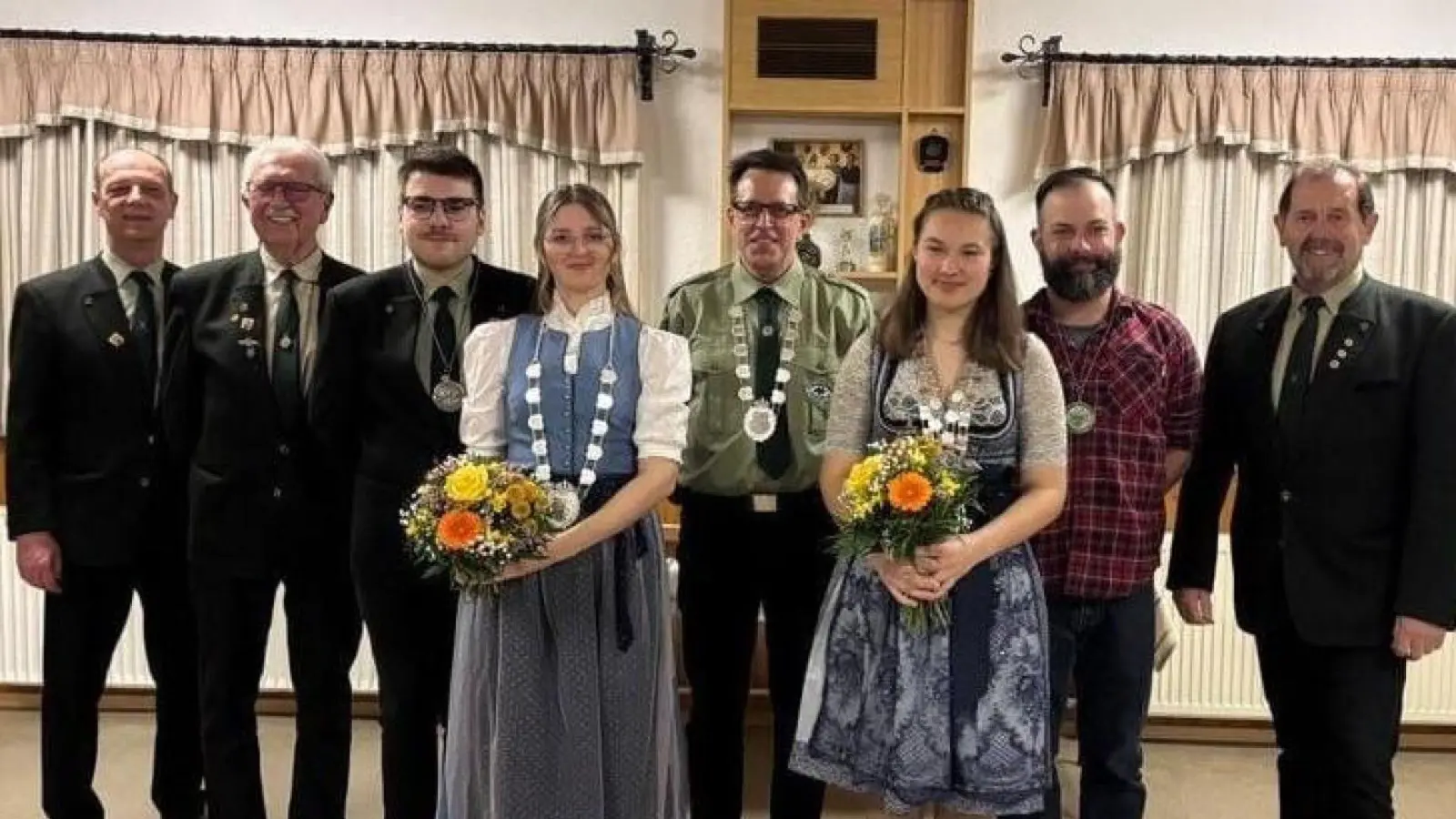 Neuer Schützenkönig mit seinem Gefolge. v.r. Schützenmeister Ulli Götz, 2. Ritter Josef Sperl, Schützenliesl Sophia Yeromenko, Schützenkönig Martin Benoist, Jugendkönigin Hanna Kurz, 1. Ritter Marc Zenger, ESM Rudi Prebeck und SL Werner Irlbeck. (Bild: Gerlinde Biersack)