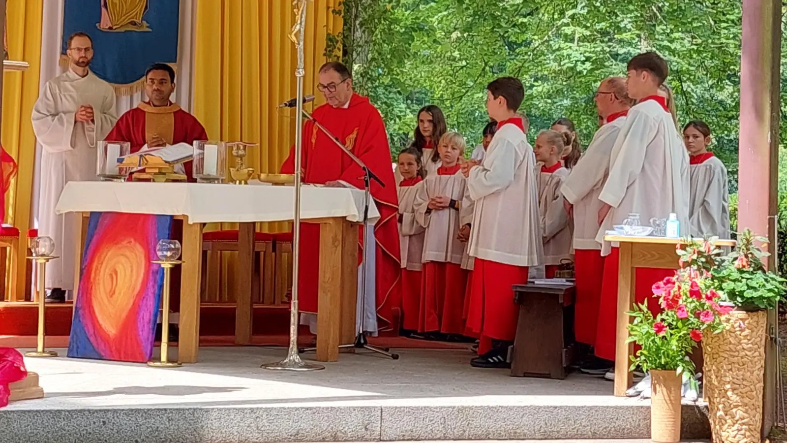 Die liturgischen Dienste beim gemeinsamen Familiengottesdienst der Pfarreiengemeinschaft. (Bild: Stefanie Jungwirth)