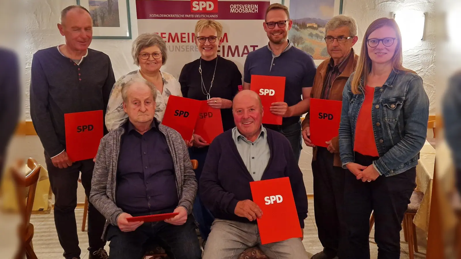 Die Geehrten erste Reihe sitzend von links nach rechts: Albert Forster, Karl Liebl sen.,<br>stehend von links nach rechts: Martin Hierold, Christine Schinzel, Gabi Reitinger-Maier, Johannes Maier, Josef Rauch, MdL Nicole Bäumler (Bild: Hans Maier)