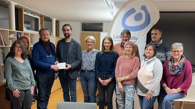 Auf dem Bild der Geschäftsführer der Lebenshilfe, Berthold Kellner (3.v.l.), der Fraktionssprecher der Grünen, Josef Schmidt (4.v.l.), Führungskräfte der Lebenshilfe und die Kreisrätinnen Anna Schwamberger (4.v.l.), Heidrun Schelzke-Deubzer (rechts) und Lisa Rauh (2.v.r.).  (Bild: Gabi Eichl)