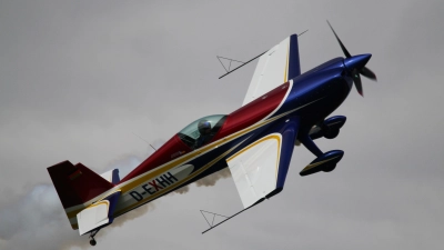 Der frisch gebackene deutsche Vizemeister Markus Feyerabend wird am Amberger Flugfest Motorkunstflug mit seiner Extra 330C vorführen (Bild: Markus Feyerabend)