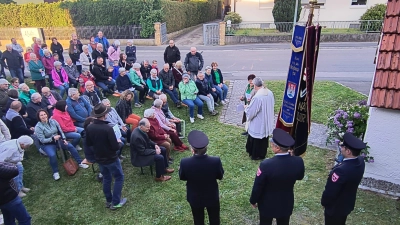 Maiandacht vor der Kapelle beim Feuerwehrhaus Diendorf (Bild: Martina Holzwarth)
