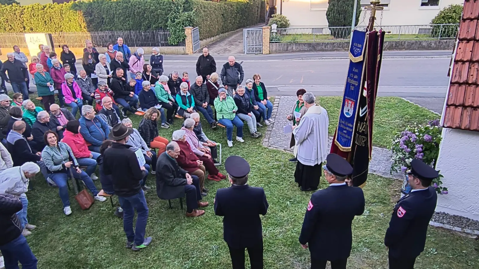 Maiandacht vor der Kapelle beim Feuerwehrhaus Diendorf (Bild: Martina Holzwarth)