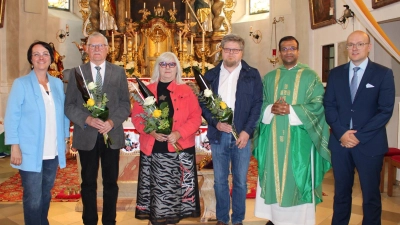 Die ausgeschiedenen Pfarrgemeinderäte wurden verabschiedet. Mit dabei (v.li) Pfarrgemeinderatssprecherin Daniela Würstl, Hans Enders, Gabriele Schecklmann, Sebastian Wolf, Pfarrer Pater Anish George, Kirchenpfleger Stefan Kausler. (Bild: Josef Söllner )