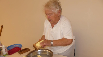 Hannelore Hubmann brachte die frische Butter mit Modeln in Form (Bild: Walther Hermann)