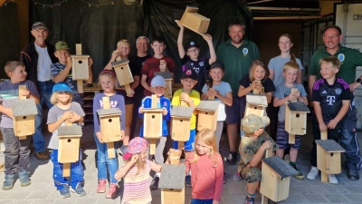 Voller stolz präsentieren die Kinder ihre selbst gebauten Nistkästen bei der diesjährigen Ferienaktion des OWV-Zweigvereins Theisseil-Muglhof (Bild: Karl-Heinz Mois)