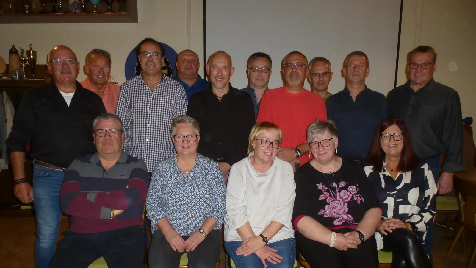 Die Besucher des Klassentreffens im Sportheim (Bild: Siegfried Bock)