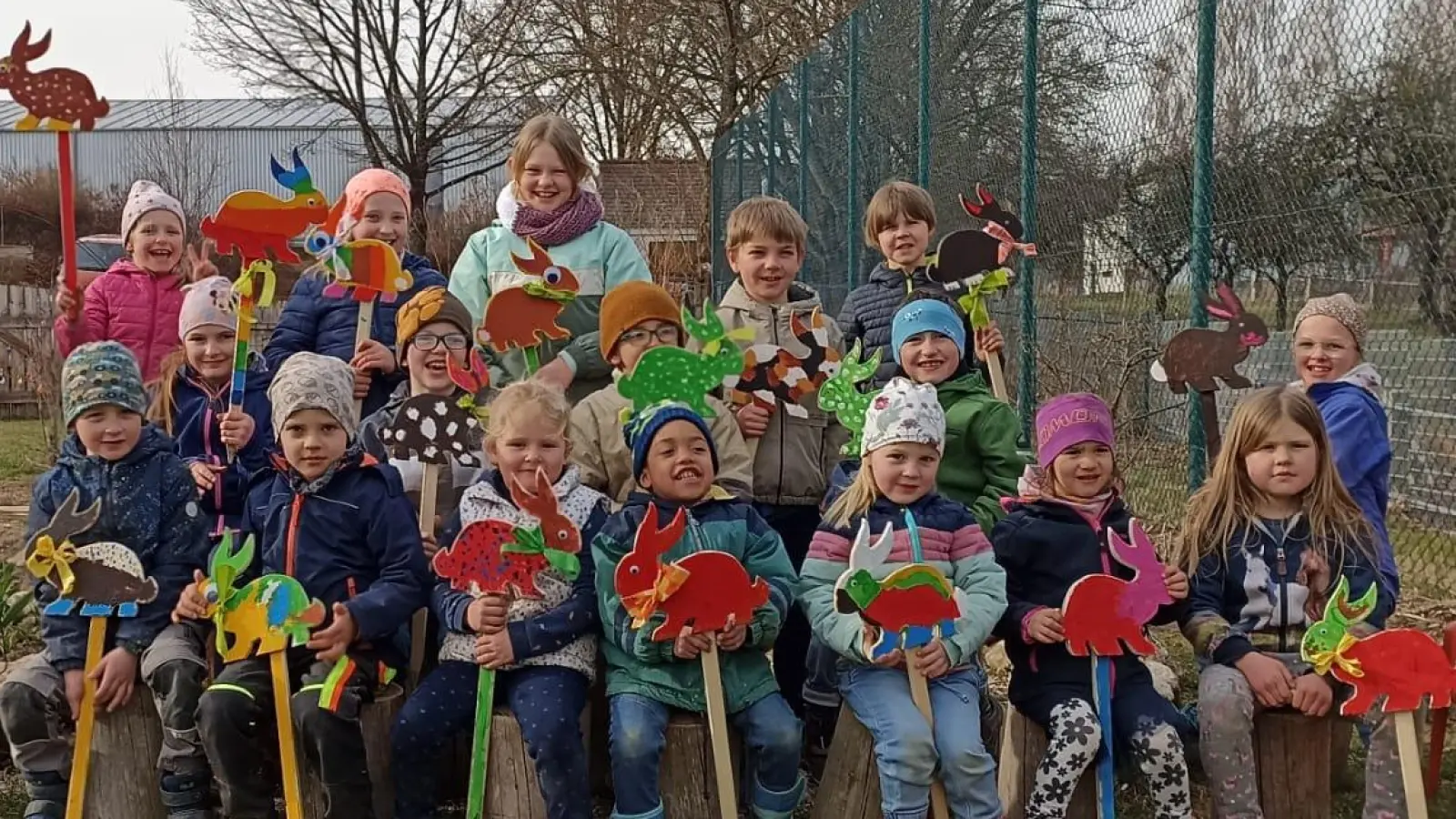 Die Kinder waren sichtlich stolz auf ihre Kunstwerke.  (Bild: Bettina Stock)