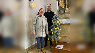 Martina Nitzbon vom Pfarrgemeinderat und Pfarrer Johannes Arweck freuen sich auf viele Helfer bei der Aktion „Wunschbaum”. (Bild: Christine Ebert)
