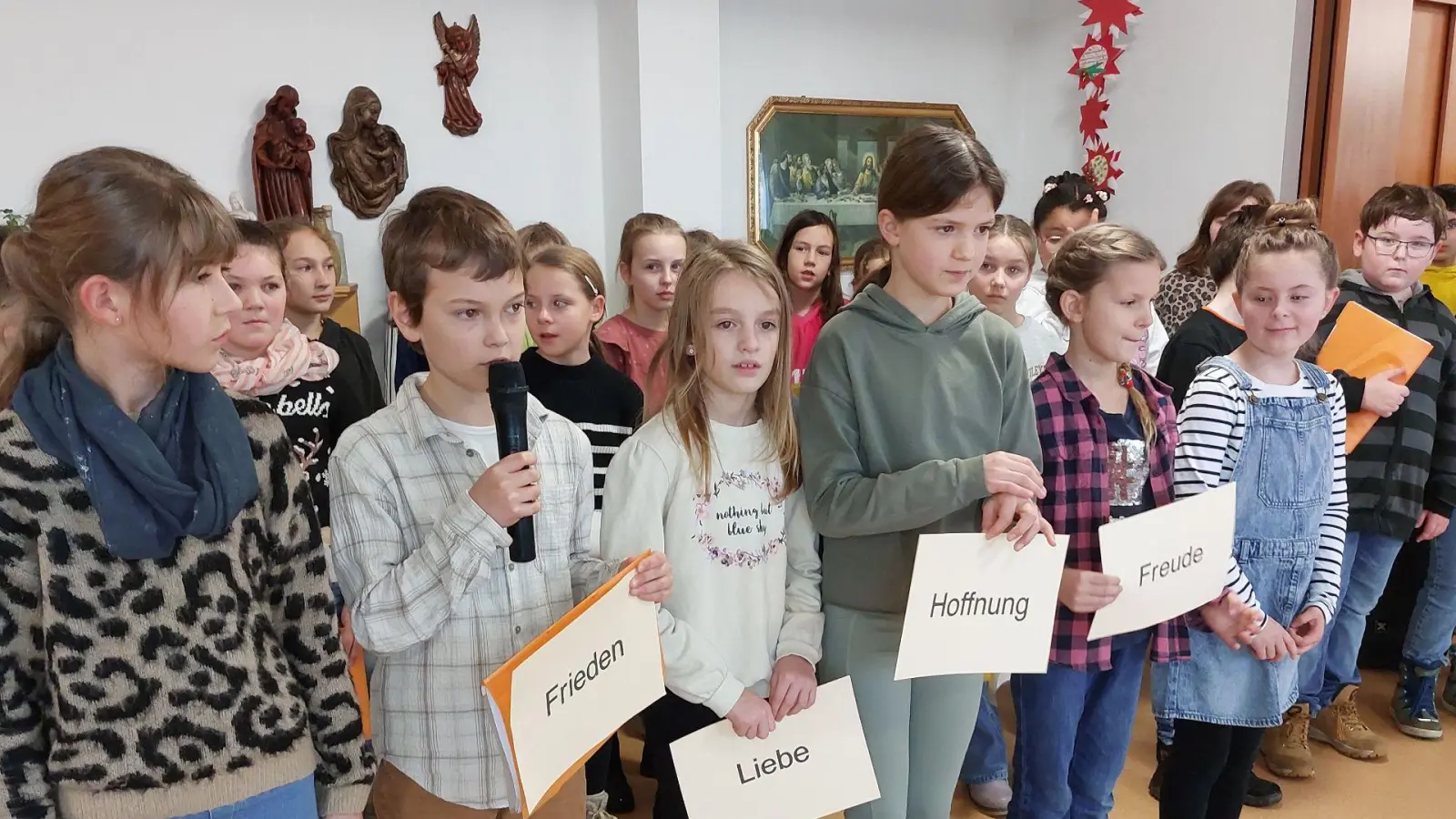 Vertklässler der Grundschule Floß bringen weihnachtliche Freude ins Seniorenheim. (Bild: Fred Lehner)