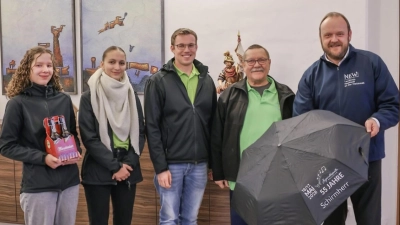 Übergabe des Schirmherrgeschenks (von links): Julia Herold, Magdalena Ram, Daniel Fenzl (1. Vorstand), Gerhard Maier, Landrat Andreas Meier (Bild: Marcel Weidner)