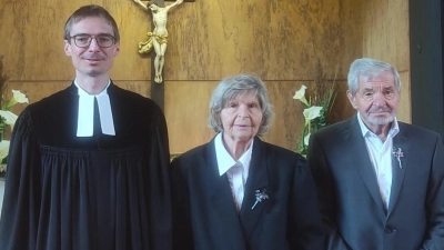 Von links nach rechts: Pfarrer Michael Kelinske, Anita Hahn (Gnadenkonfirmation), Ulrich Anders (Eiserne Konfirmation) (Bild: Gabriele Rubenbauer)