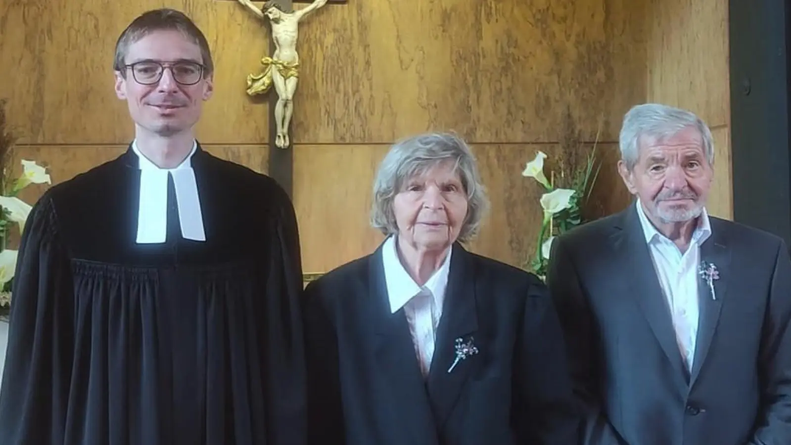 Von links nach rechts: Pfarrer Michael Kelinske, Anita Hahn (Gnadenkonfirmation), Ulrich Anders (Eiserne Konfirmation) (Bild: Gabriele Rubenbauer)