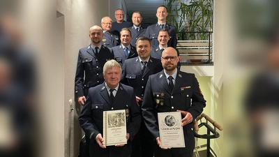 v. vorne links: Martin Greger, Maximilian Hampel, Vorstand Alexander Heining, Tim Würstl, Kommandant Nico Spörl, Stellv. Kommandant Luca Spörl, KBI Otto Braunreuther, Bürgermeister Hubert Kraus, KBM Fabian Günther, Stellv. Vorstand Michael Heinl (Bild: Alexander Heining)