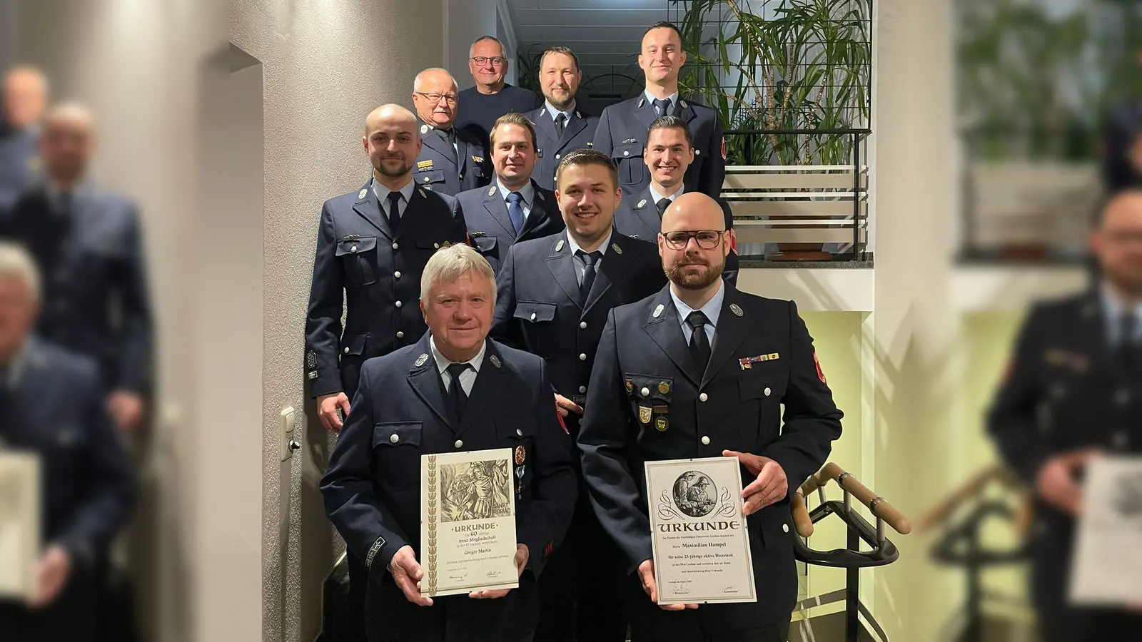 v. vorne links: Martin Greger, Maximilian Hampel, Vorstand Alexander Heining, Tim Würstl, Kommandant Nico Spörl, Stellv. Kommandant Luca Spörl, KBI Otto Braunreuther, Bürgermeister Hubert Kraus, KBM Fabian Günther, Stellv. Vorstand Michael Heinl (Bild: Alexander Heining)