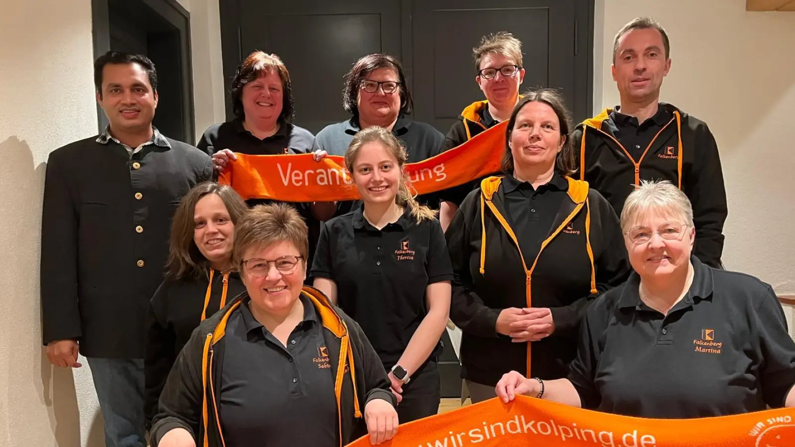 Die neue Vorstandschaft der Kolpingsfamilie Falkenberg<br>hinten von links: Pater James George, Tanja Meister, Christine Kick, Michaela Schrott, Andreas Staufer; vorne von links: Bianca Pollinger, Sabine Bauer, Theresa Meister, Andrea Fichtner, Martina Mark<br>es fehlt: Johannes Schüner (Bild: Karl Schreier)