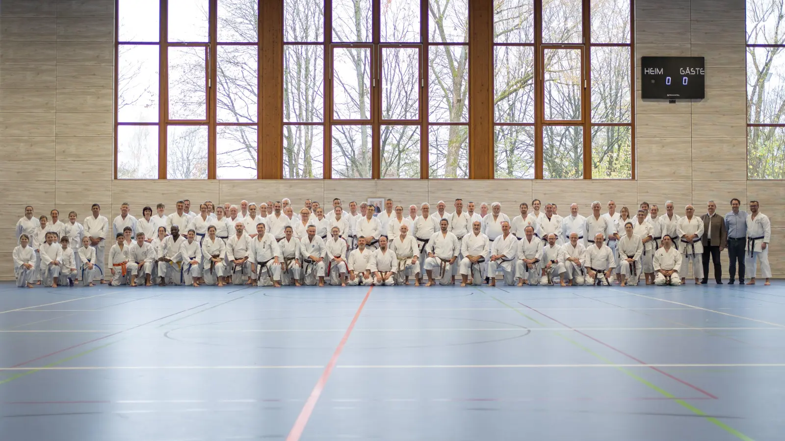 Gruppenbild aller Karateka des Lehrgangs. (Bild: Martin Groetsch )