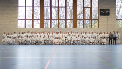 Gruppenbild aller Karateka des Lehrgangs. (Bild: Martin Groetsch )