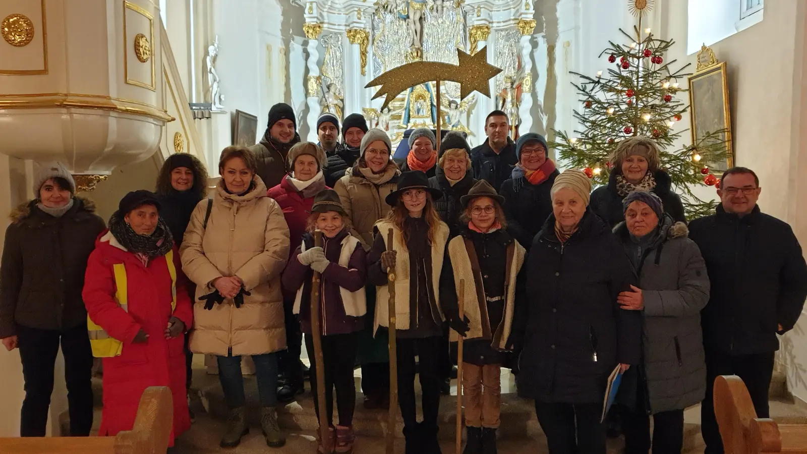 Im Bild die Teilnehmer an der Waldweihnacht. (Bild: Ingrid Leser)