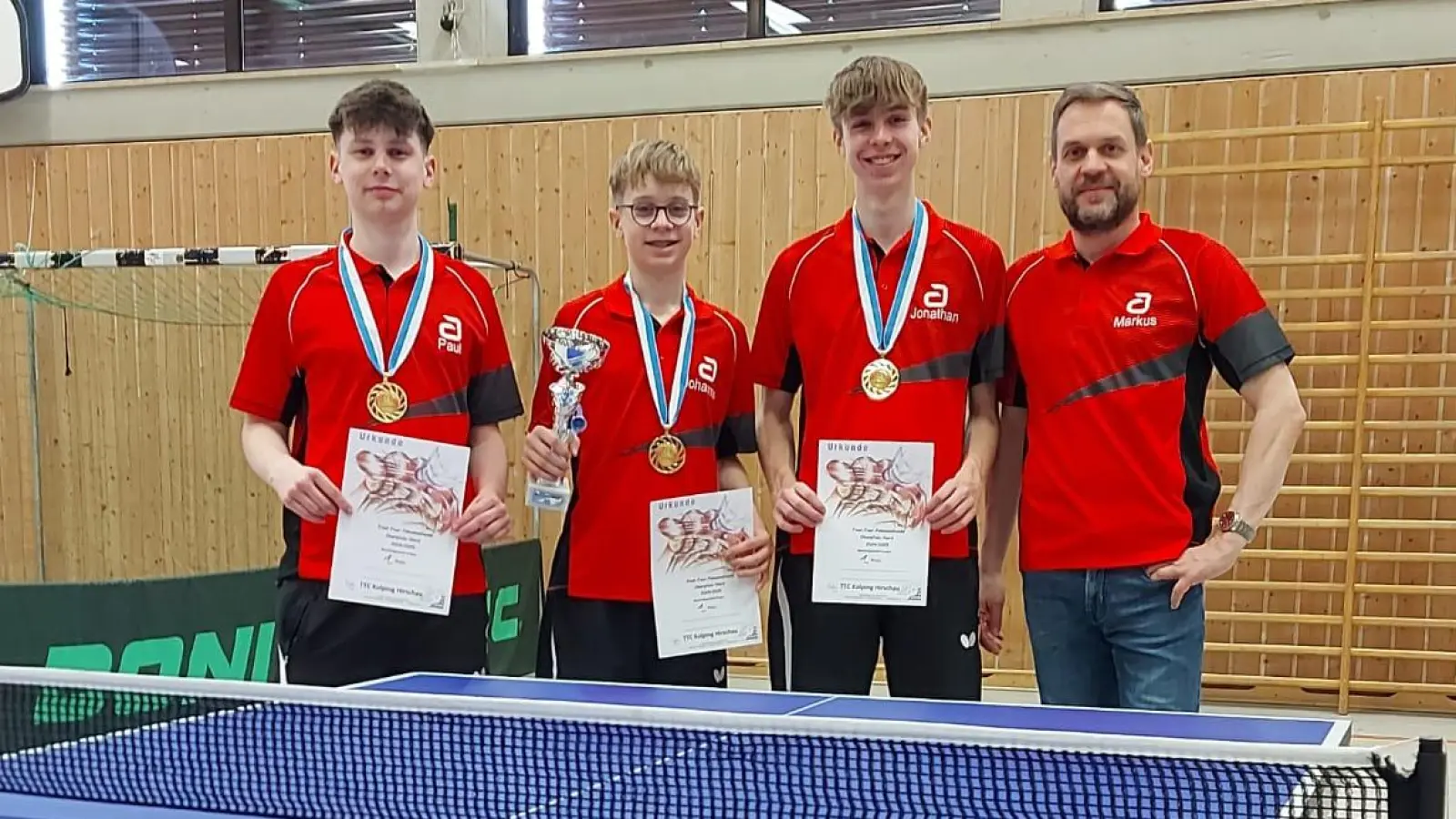 Große Freude beim TTC Kolping Hirschau. Die Jungen sind Bezirksliga-Pokalsieger des Bezirks Oberpfalz Nord.<br>v. l. n. r.: Paul Freitag, Johannes Kern, Jonathan Kern, Jugendwart Markus Kern (Bild: Hans Fleischmann)