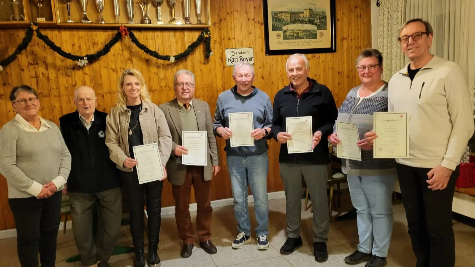 Geehrte Anwesende v. rechts nach links: Karl-Heinz Konrad, Birgit Sailer, Franz Dürrschmidt , Hans Eichhammer, Toni Dutz, Sabine Saller, Hans Bayer, Vorsitzende Gabi Eichenseher. (Bild: Gabi Ernst)