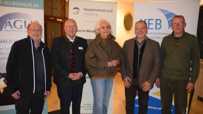Experten informierten über Hilfen für Angehörige, die von einem Suizid betroffen sind. V.r. Diplom Psychologe Sebastian Sonntag, Vorsitzender Georg Franz Fröhler, Brigitte Nießen von der AGUS Selbsthilfegruppe Neumarkt, Christian Irlbacher von der KEB und Hermann Dehling von der AGUS Selbthilfegruppe Amberg-Sulzbach. (Bild: Johann Schmalzl)