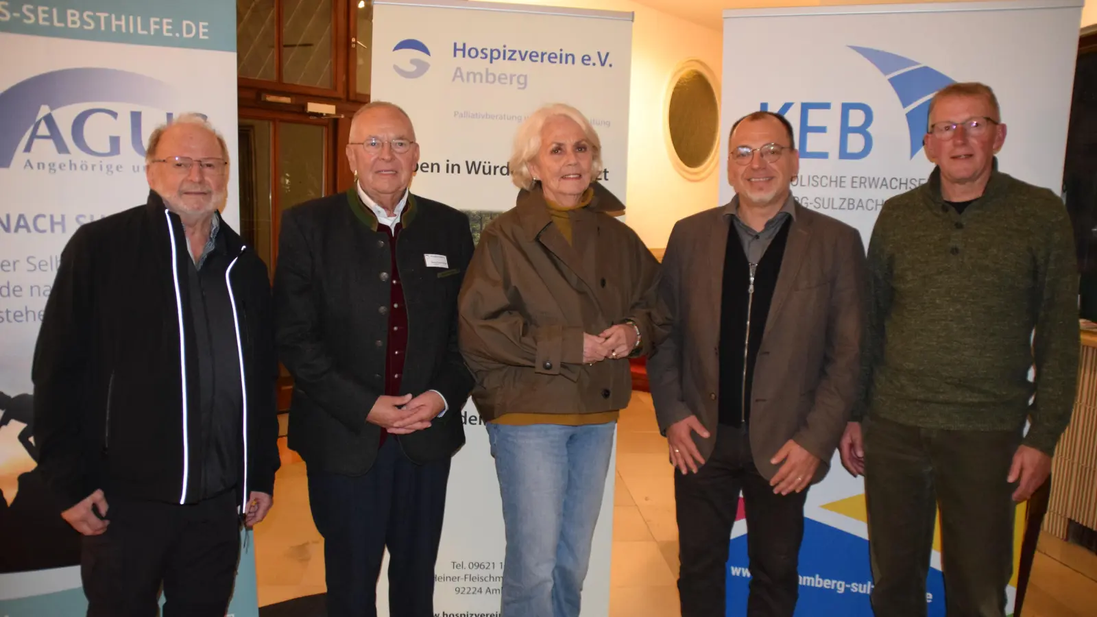 Experten informierten über Hilfen für Angehörige, die von einem Suizid betroffen sind. V.r. Diplom Psychologe Sebastian Sonntag, Vorsitzender Georg Franz Fröhler, Brigitte Nießen von der AGUS Selbsthilfegruppe Neumarkt, Christian Irlbacher von der KEB und Hermann Dehling von der AGUS Selbthilfegruppe Amberg-Sulzbach. (Bild: Johann Schmalzl)