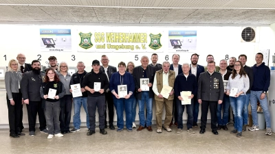 Gemeinsam stark: Die geehrten Mitglieder der SSG Weiherhammer mit ihren Sponsoren und Vereinsvertretern bei der Jahreshauptversammlung. (Bild: Melanie Oppitz)