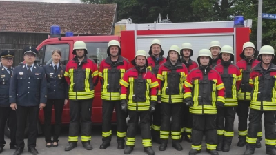 Kreisbrandinspektor Otto Braunreuther (von links) sowie die Kreisbrandmeister Florian Braunreuther und Alexandra Malik mit den Prüflingen Georg Weber jun., Hans Prieschenk, Gerhard Weismeier, Bernhard Schraml, Martina Weber, Lukas Kopp, Simon Bäte, Lukas Veigl-Meyer, Anna Veigl-Meyer, Matthias Müller und Peter Weismeier jun.  (Bild: Florian Müller/exb)