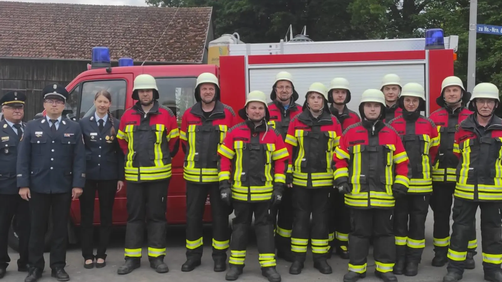 Kreisbrandinspektor Otto Braunreuther (von links) sowie die Kreisbrandmeister Florian Braunreuther und Alexandra Malik mit den Prüflingen Georg Weber jun., Hans Prieschenk, Gerhard Weismeier, Bernhard Schraml, Martina Weber, Lukas Kopp, Simon Bäte, Lukas Veigl-Meyer, Anna Veigl-Meyer, Matthias Müller und Peter Weismeier jun.  (Bild: Florian Müller/exb)