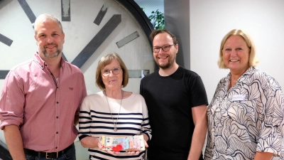 Amalie und Daniel Reichenberger (Mitte) vom SPD Ortsverband Ursensollen überreichten 300 Euro an den Stationsleiter der Palliativstation, Tobias Reif (li) und Pflegedirektorin Kerstin Wittmann (re) (Bild: Verena Uschold)