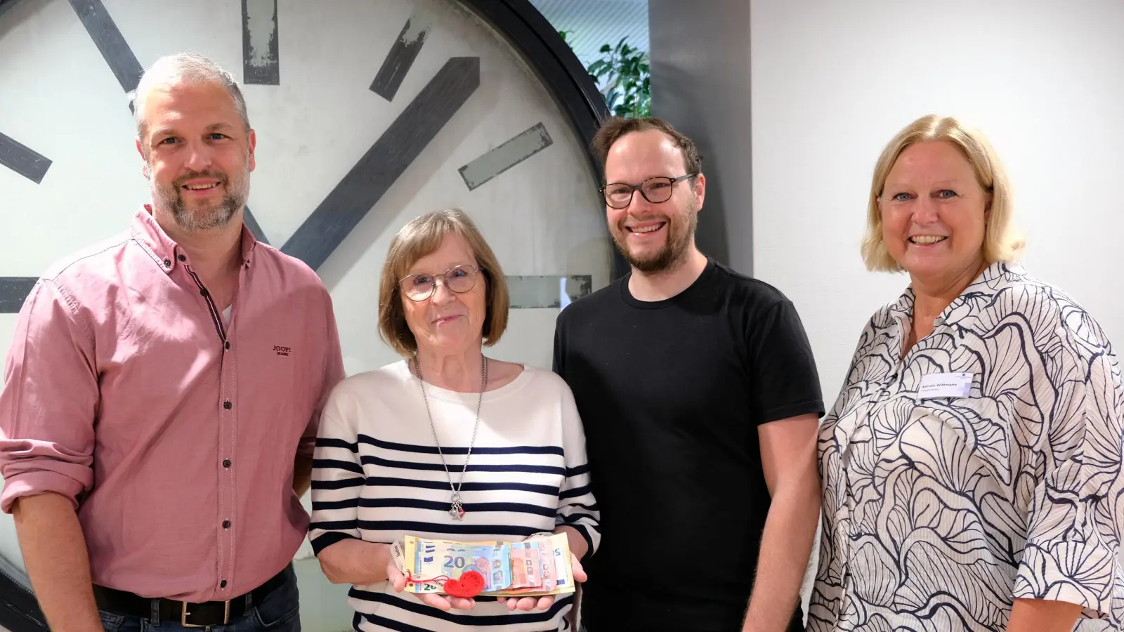 Amalie und Daniel Reichenberger (Mitte) vom SPD Ortsverband Ursensollen überreichten 300 Euro an den Stationsleiter der Palliativstation, Tobias Reif (li) und Pflegedirektorin Kerstin Wittmann (re) (Bild: Verena Uschold)