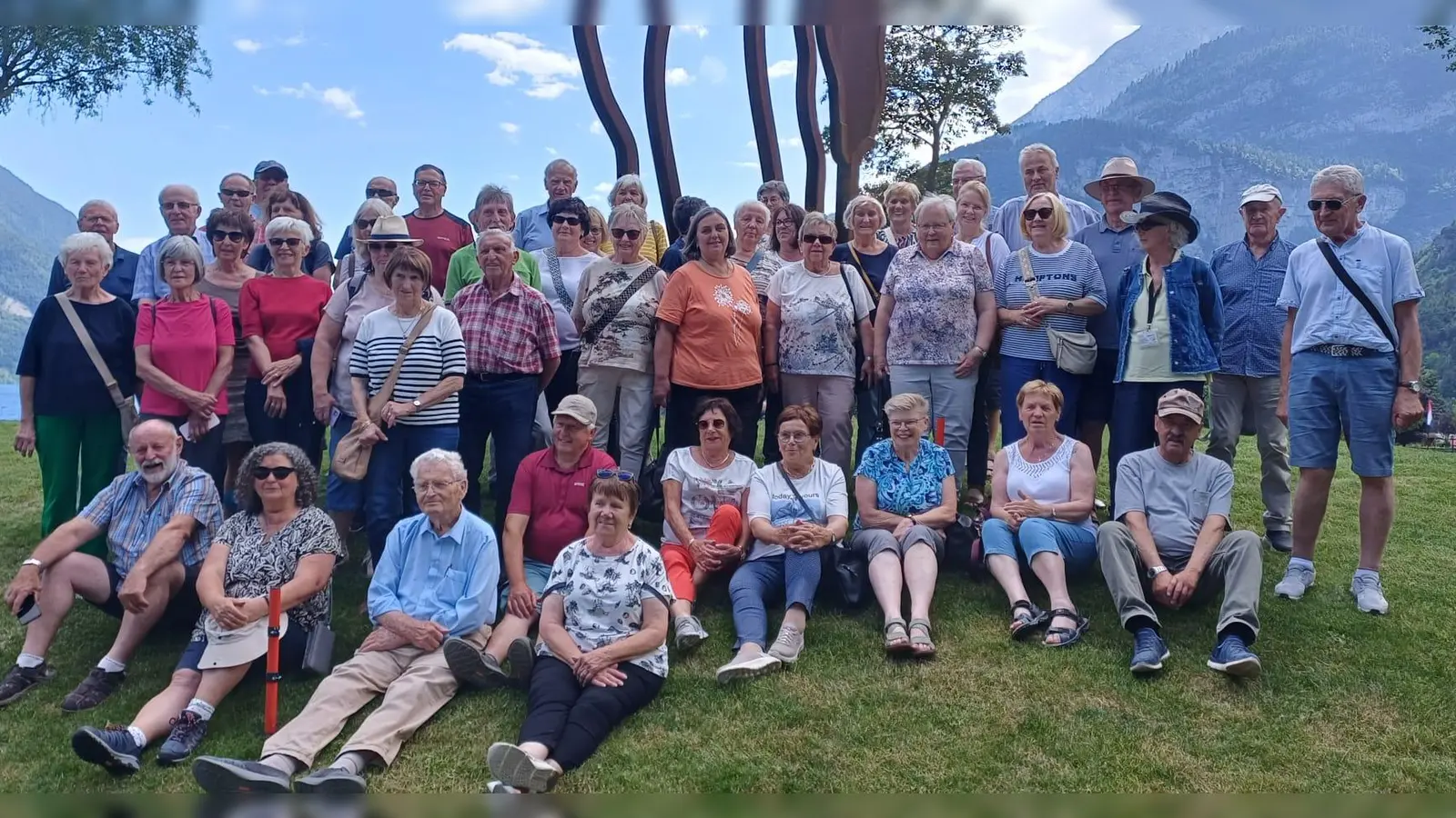Die Reisegruppe am Molvenosee mit (rechts stehend) Vorsitzender Herbert Rudolph, ( sitzend rechts) Reiseleiter Dieter Placzek. (Bild: Dr. Günther Ernst)