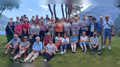Die Reisegruppe am Molvenosee mit (rechts stehend) Vorsitzender Herbert Rudolph, ( sitzend rechts) Reiseleiter Dieter Placzek. (Bild: Dr. Günther Ernst)