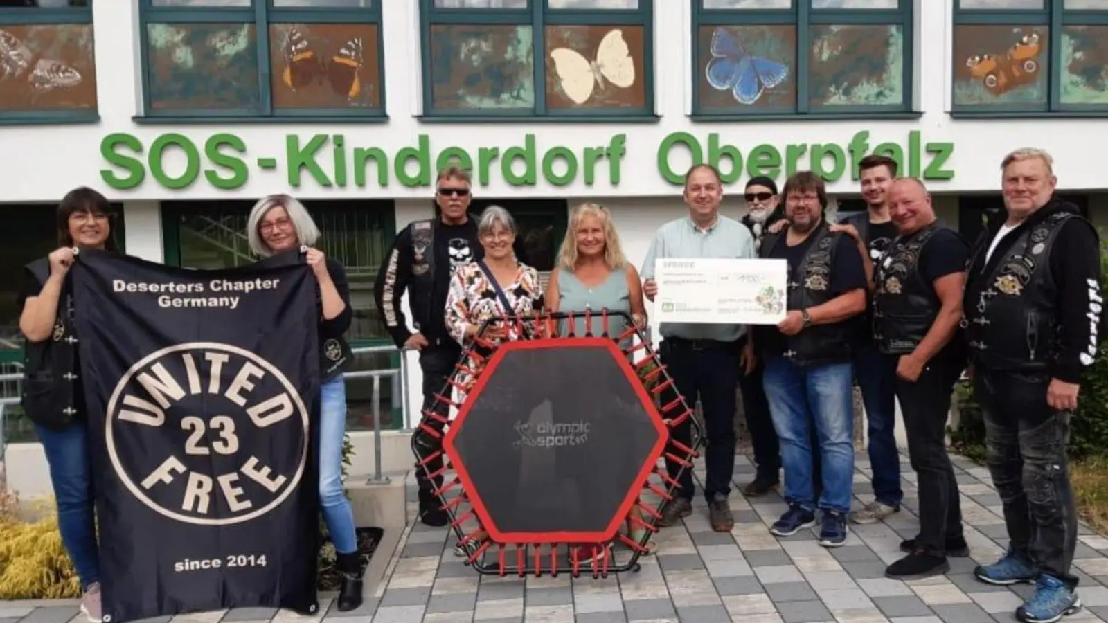 Die Harley Fahrer aus Marktredwitz hatten das SOS Kinderdorf Immenreuth mit einer Spende und Geschenken überrascht.  (Bild: Michael Meier)