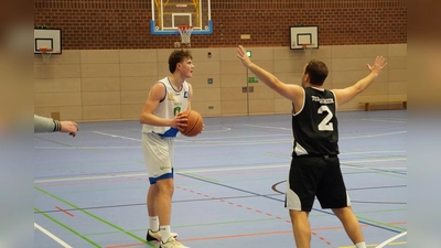 Auf Rene Deinlein (weisses Trikot) wird es auch wieder unter den Körben ankommen (Bild: Jürgen Masching)