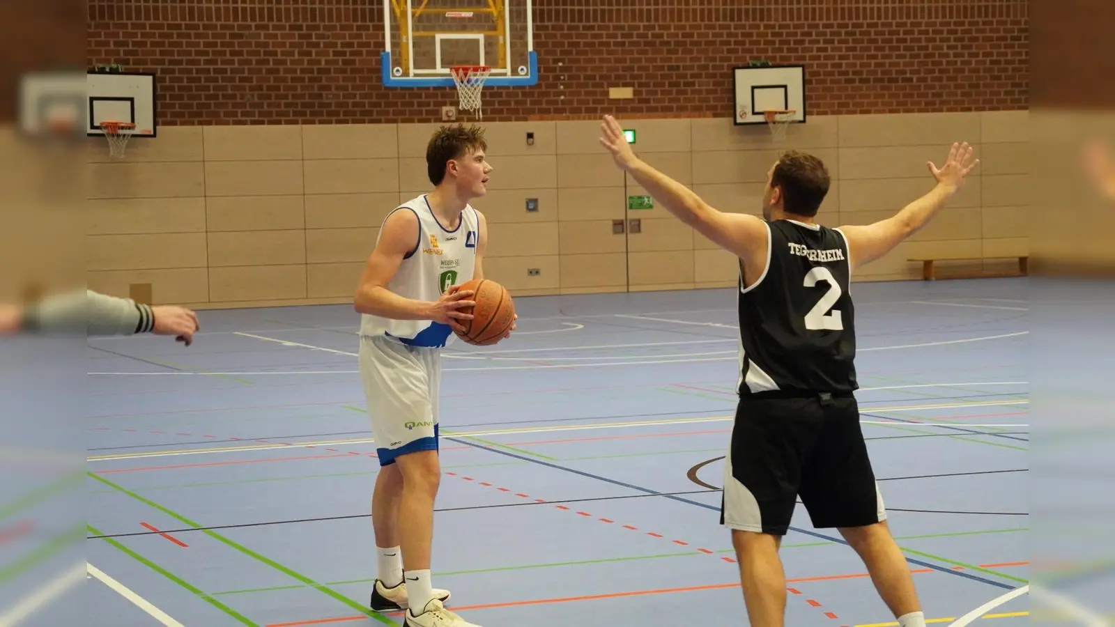 Auf Rene Deinlein (weisses Trikot) wird es auch wieder unter den Körben ankommen (Bild: Jürgen Masching)