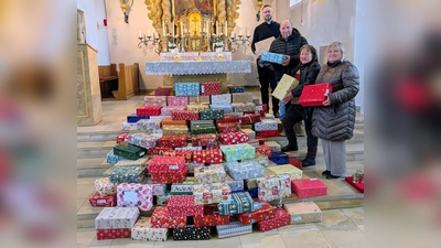 Pfarrer Johannes Arweck und Gunda Edenharder mit dem Helferteam (Bild: Manuela Popp)