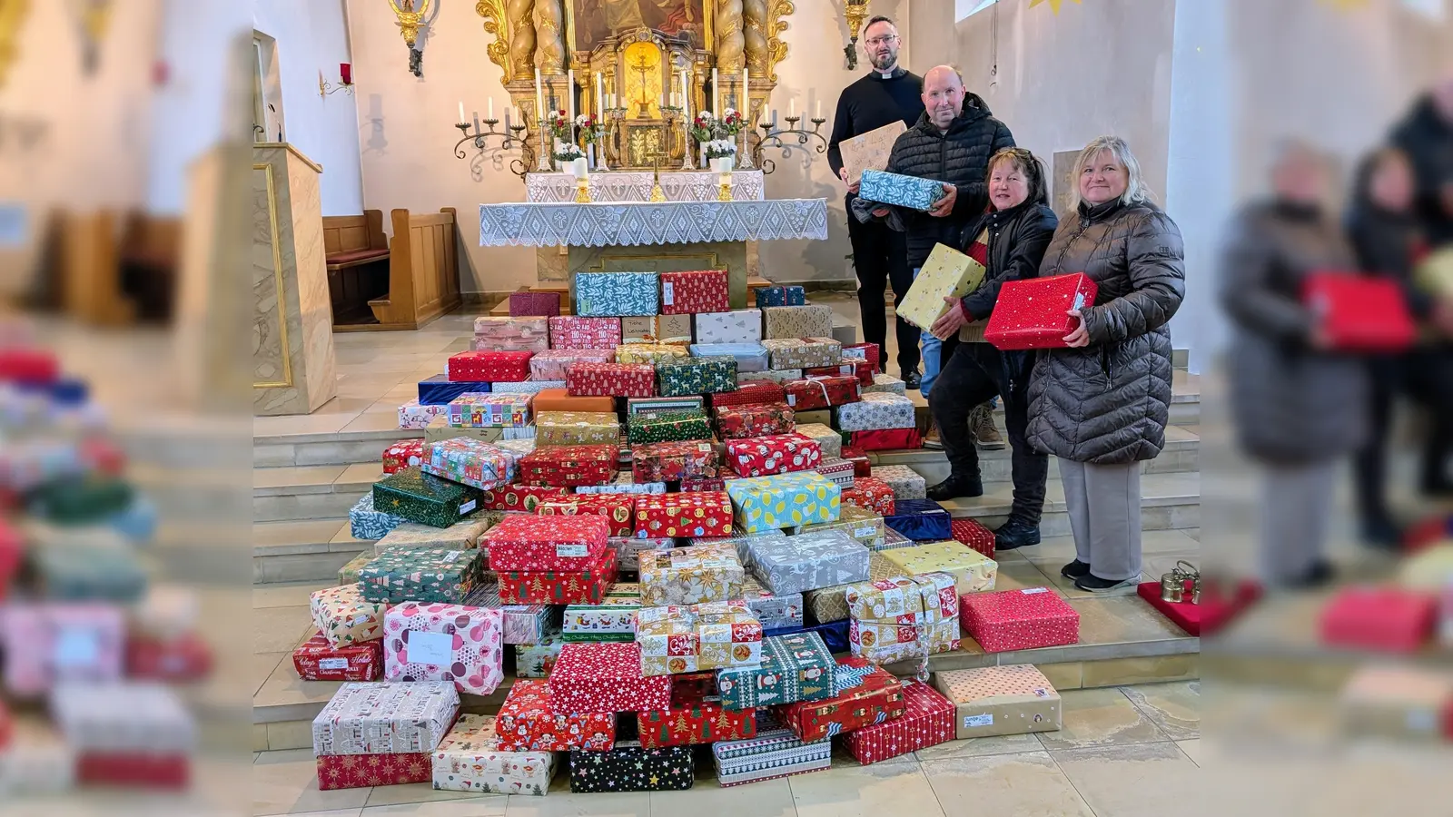 Pfarrer Johannes Arweck und Gunda Edenharder mit dem Helferteam (Bild: Manuela Popp)