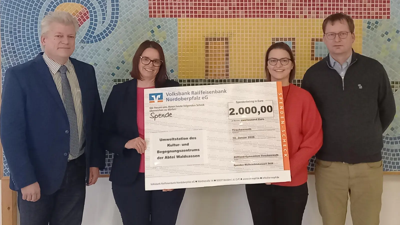 Brigitte Sommer, stellvertretende Leiterin der Geschäftsstelle des Kultur-und Begegnungszentrums der Abtei Waldsassen (2. v.l.) nahm überaus dankbar einen Scheck über 2000 Euro entgegen. Mit im Bild (v.l.n.r.) Schulleiter Matthias Weiser sowie Stefanie Heinrich und Andreas Sagstetter von der Fachschaft Musik. (Bild: Klaus Schoefl)