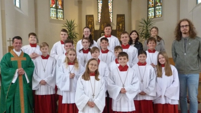 Pfarrer Thomas Kohlhepp bei der Miniaufnahme von Marie Maruhn und Elias Meier (vorne), Emma Fenzl und Liliane Lindner wurden verabschiedet (Bild: Karl Hofmann)