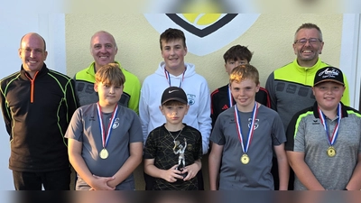 Hinten von Links: Sportwart Joachim Bauer, 2.Vorstand Martin Fischer, Raphael Bauer, Michael Freundl, 1.Vorstand Christian Walter<br>Vorne von Links: Luca Richter, Stadtmeister U15 Luis Walter, Jakob Zandt, Julian Beimler (Bild: Joachim Bauer)