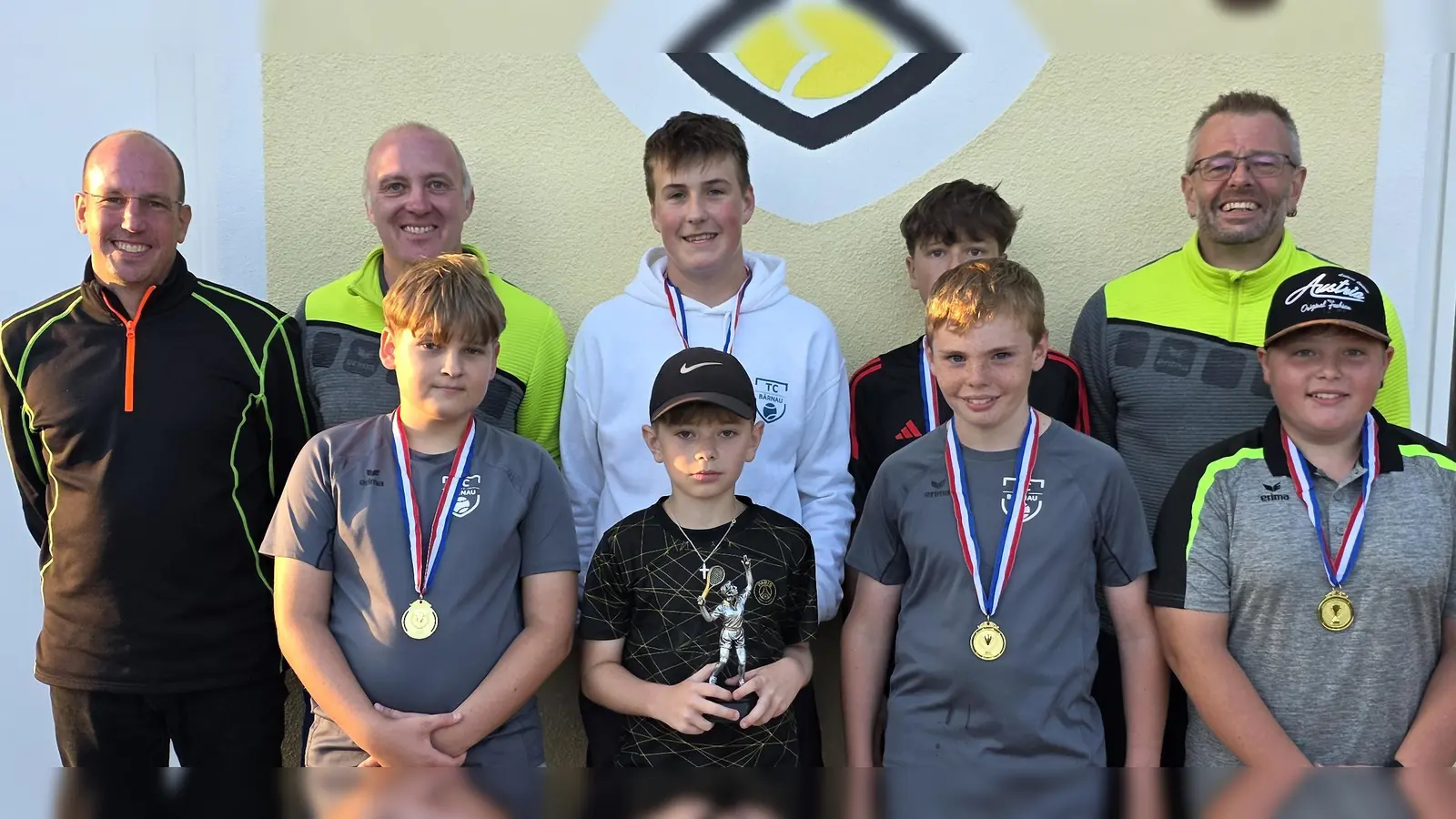 Hinten von Links: Sportwart Joachim Bauer, 2.Vorstand Martin Fischer, Raphael Bauer, Michael Freundl, 1.Vorstand Christian Walter<br>Vorne von Links: Luca Richter, Stadtmeister U15 Luis Walter, Jakob Zandt, Julian Beimler (Bild: Joachim Bauer)