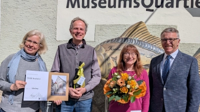 Franz Stahl mit Jutta und Roland Baumgartl sowie Ronja Storch (v.r.) vor dem MQ. (Bild: Mirko Streich)