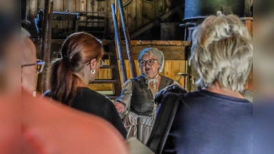 Museumsführerin Cornelia Platz versteht es, Geschichte anschaulich zu vermitteln. (Bild: Regina Wolfohr)