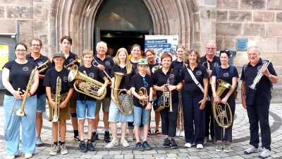 Der Posaunenchor Rosenberg-Poppenricht vor der Kirche St. Jakob in Nürnberg.  (Bild: Markus Hammer )